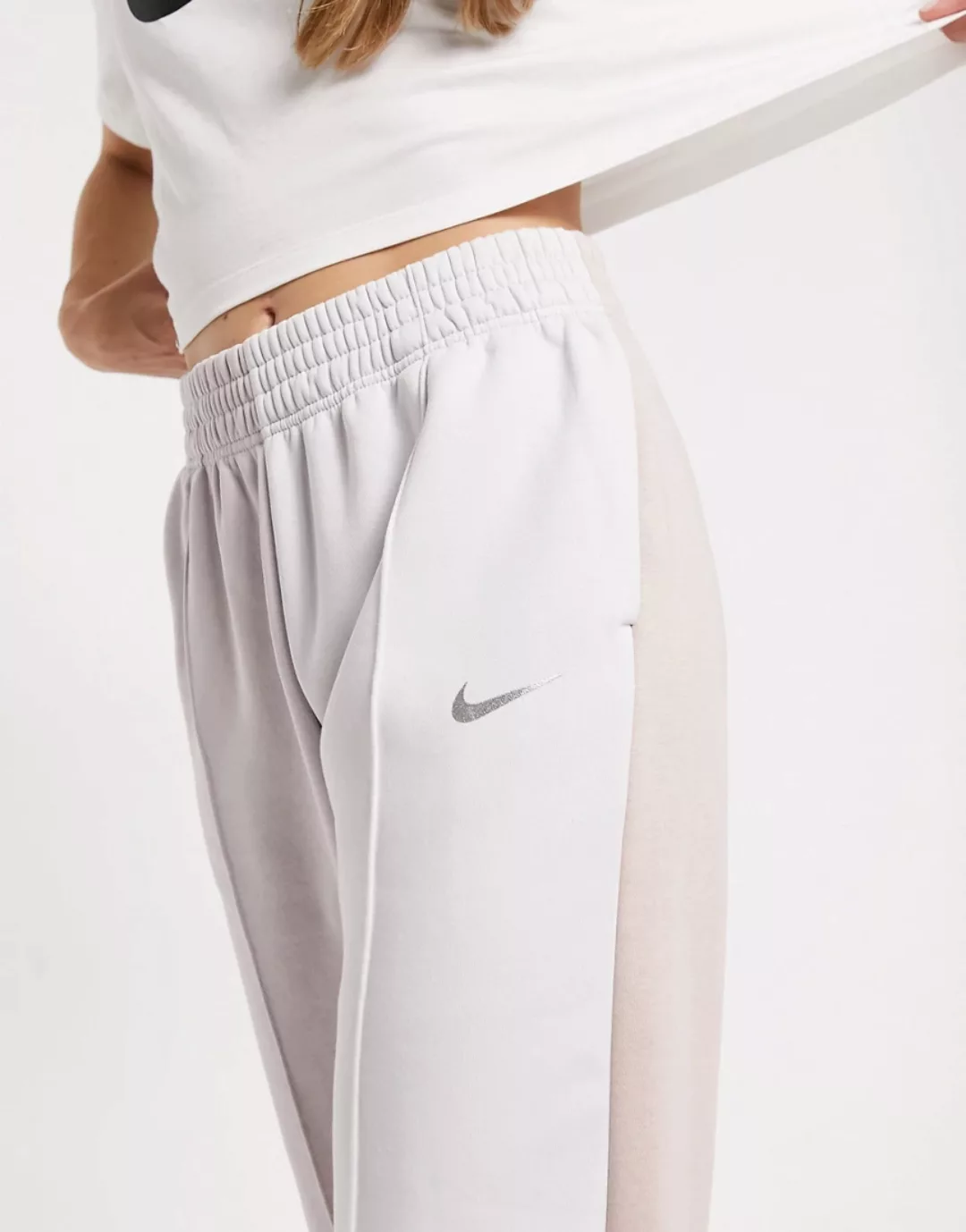 Nike – Metallic Swoosh – Jogginghosen in neutralen Farben im Farbblock-Desi günstig online kaufen