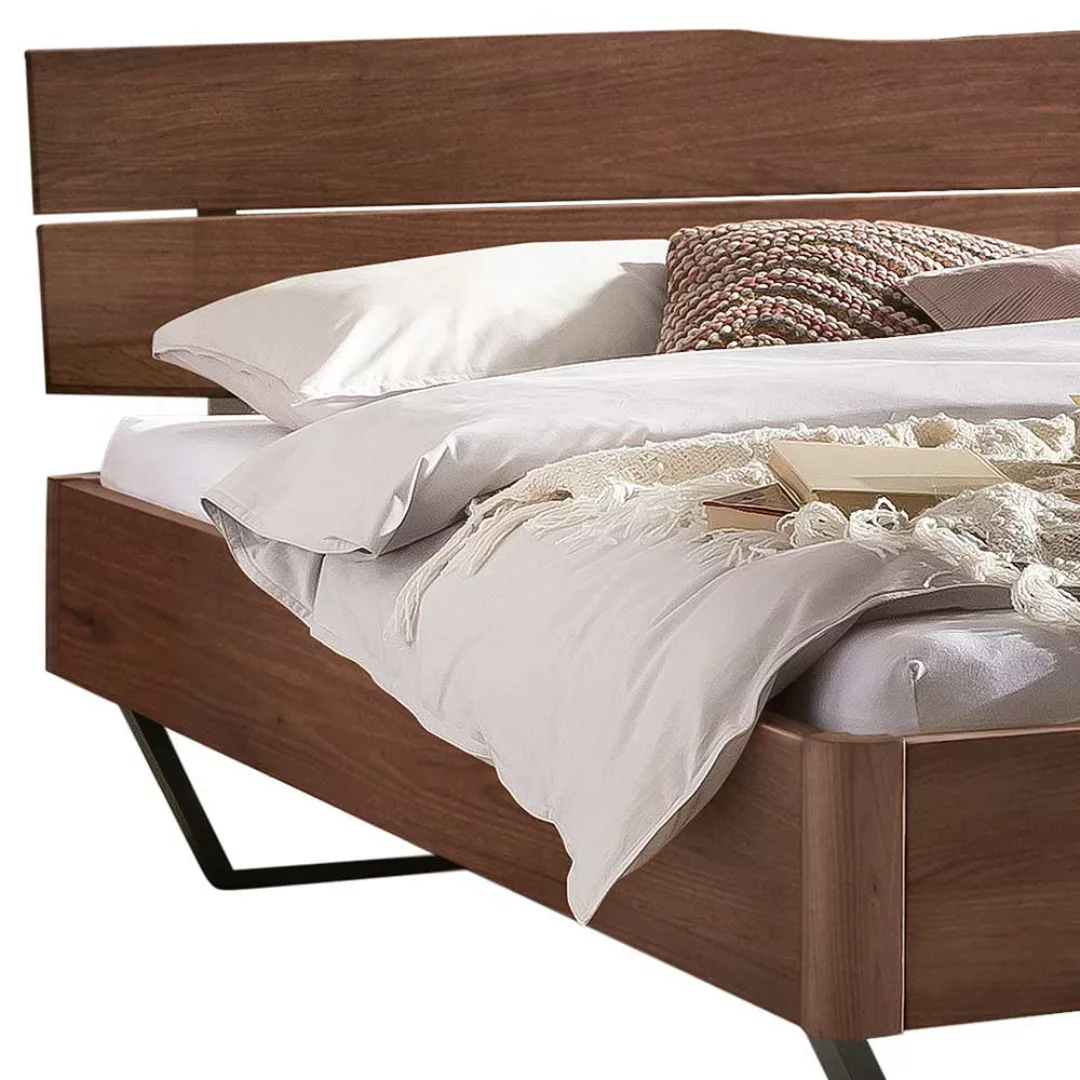 Massivholz Bett Industriestil aus Nussbaum Massivholz Bügelgestell günstig online kaufen
