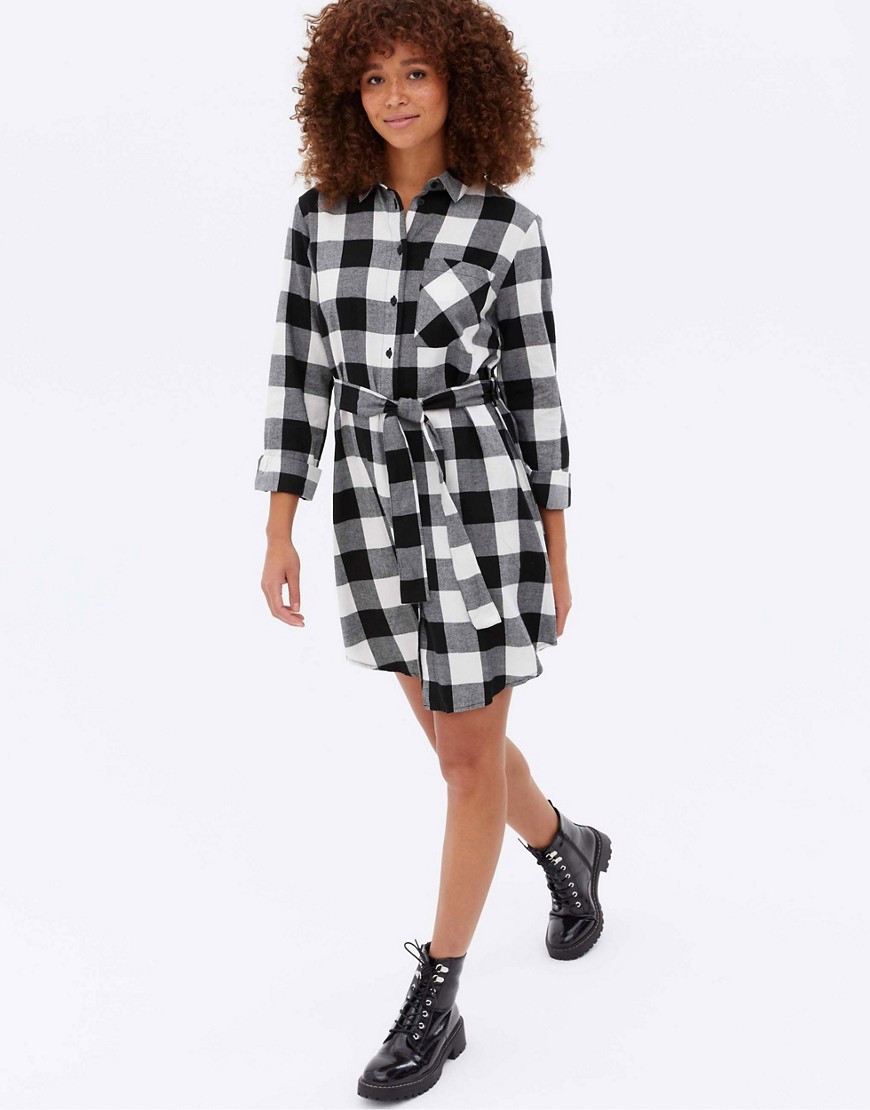 New Look – Hemdkleid mit Gürtel und Karomuster in Schwarz & Weiß günstig online kaufen