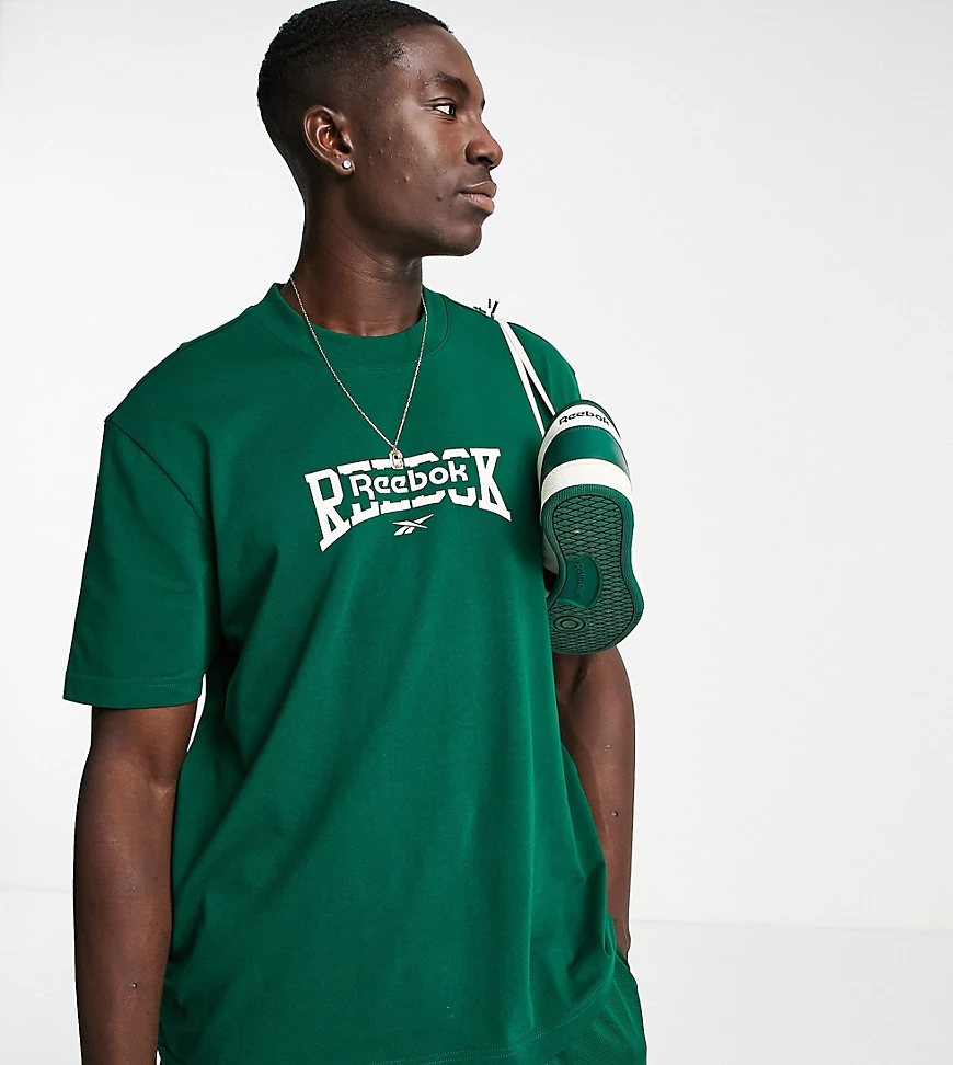 Reebok – T-Shirt in Grün mit Grafiklogo, exklusiv bei ASOS-Weiß günstig online kaufen