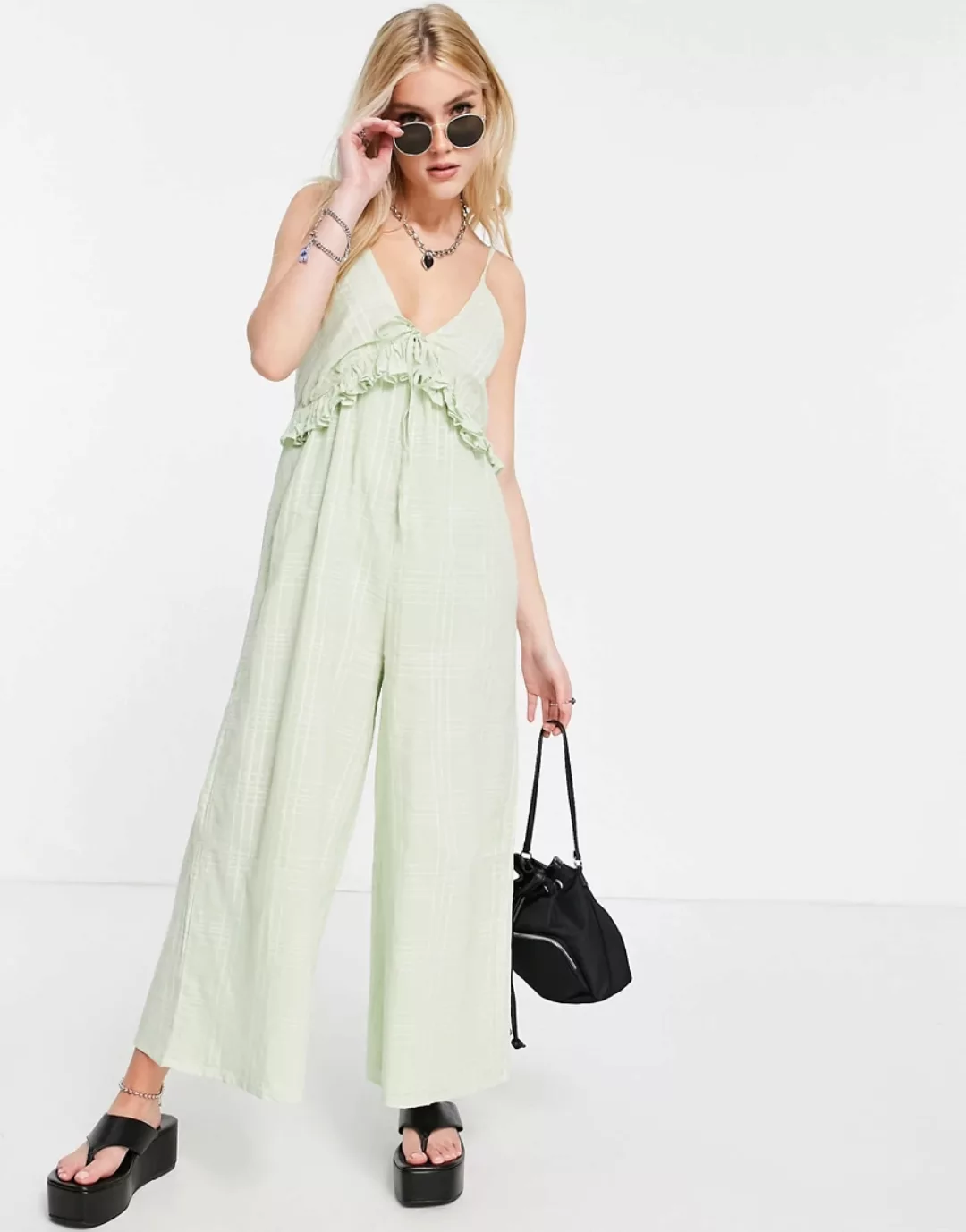 ASOS DESIGN – Culotte-Jumpsuit mit V-Ausschnitt, Rüschen und Bindeband in H günstig online kaufen