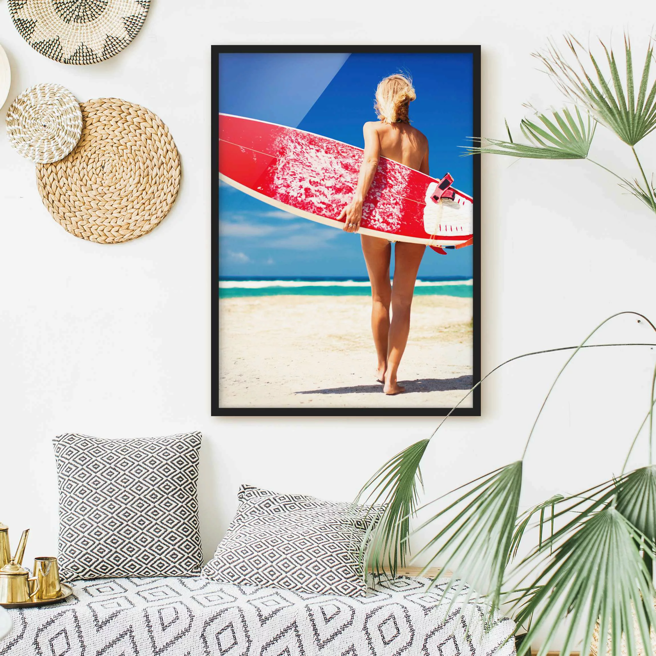 Bild mit Rahmen Strand - Hochformat Surfergirl günstig online kaufen