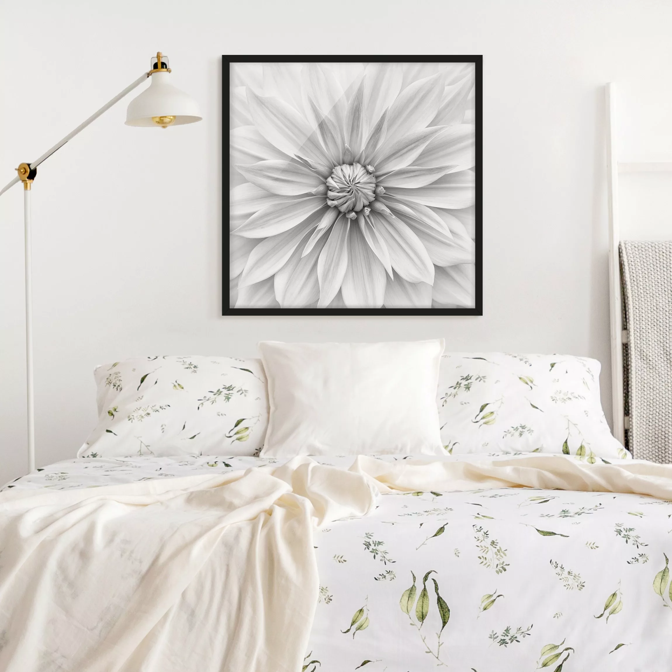 Bild mit Rahmen Botanische Blüte in Weiß günstig online kaufen