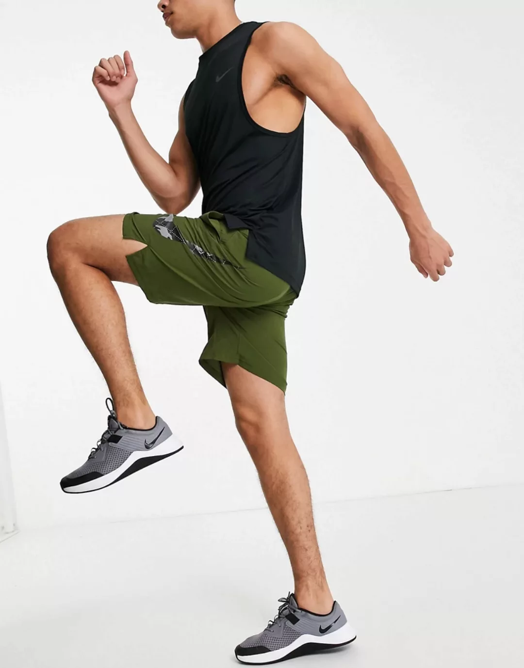 Nike Training – Camo Flex – Shorts aus Webstoff in Khaki-Grün günstig online kaufen