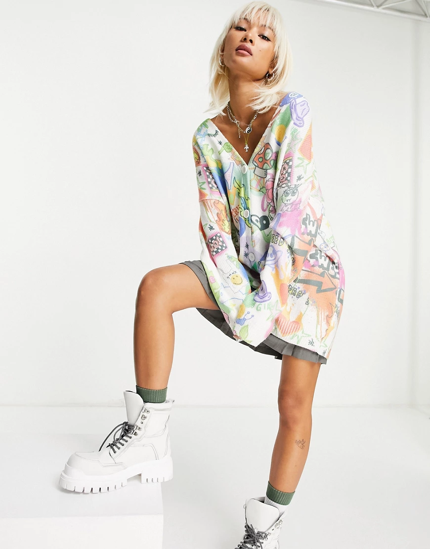 ASOS DESIGN – Oversize-Strickjacke mit V-Ausschnitt und Graffiti-Muster-Bun günstig online kaufen