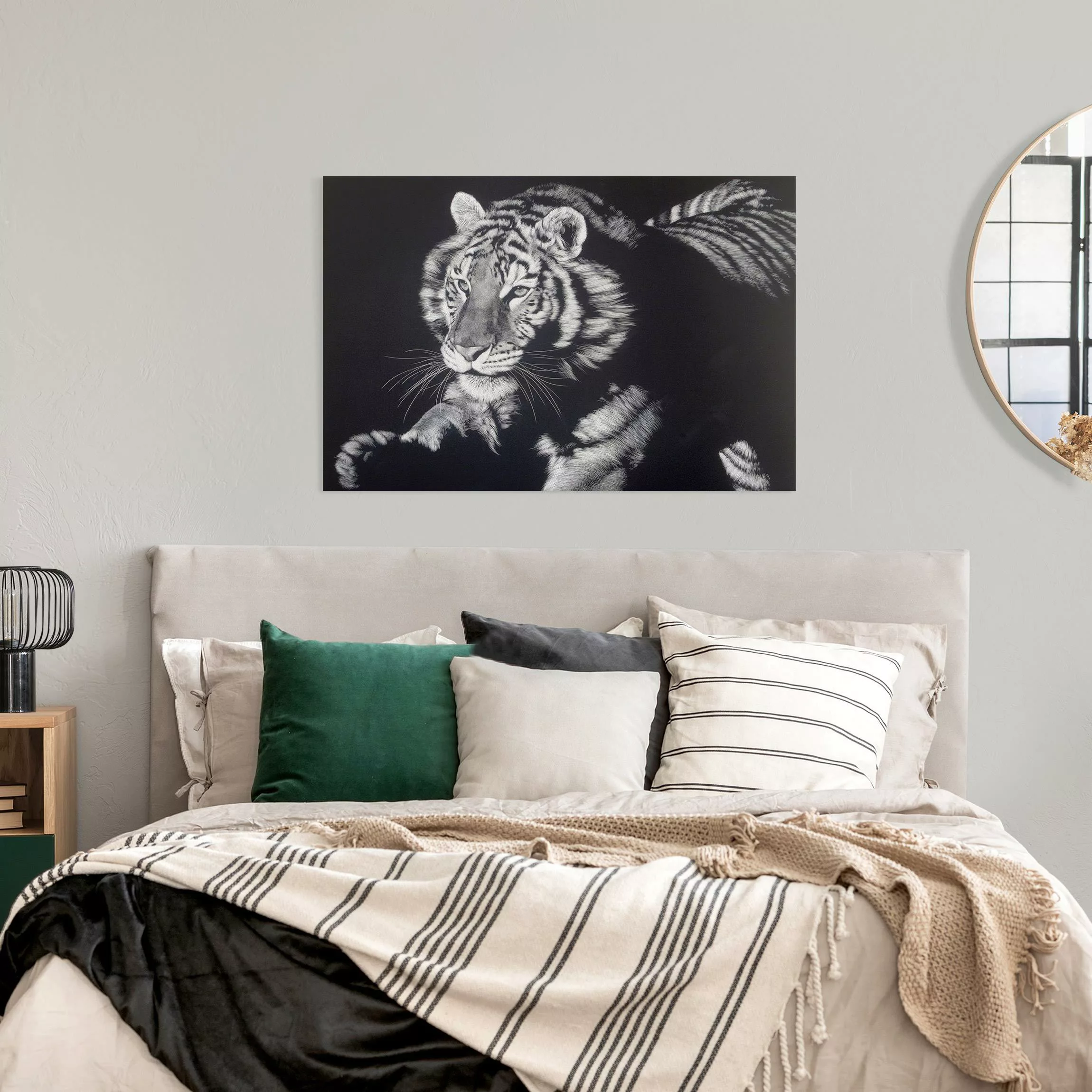 Leinwandbild Tiger im Sonnenlicht vor Schwarz günstig online kaufen
