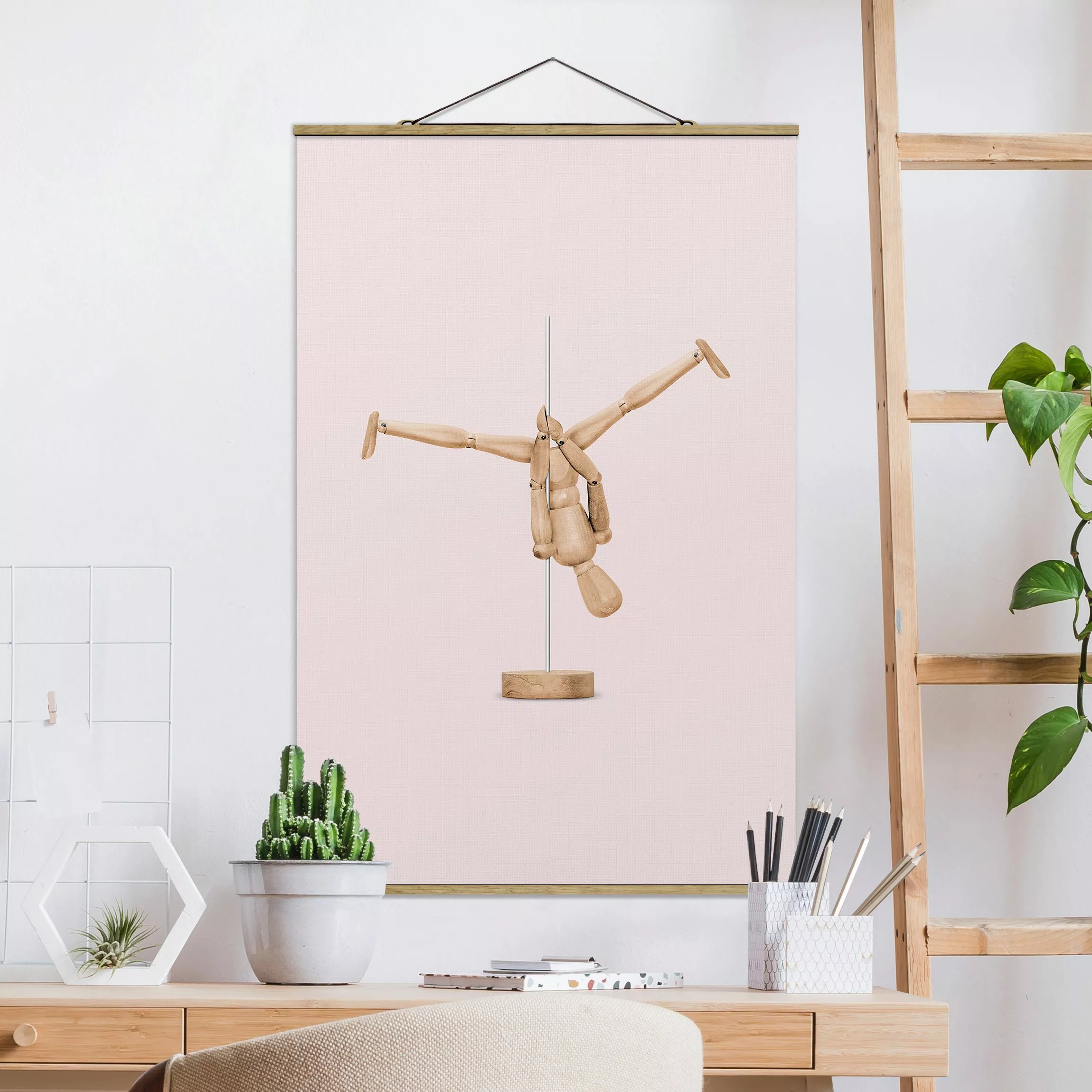 Stoffbild mit Posterleisten - Hochformat Poledance mit Holzfigur günstig online kaufen