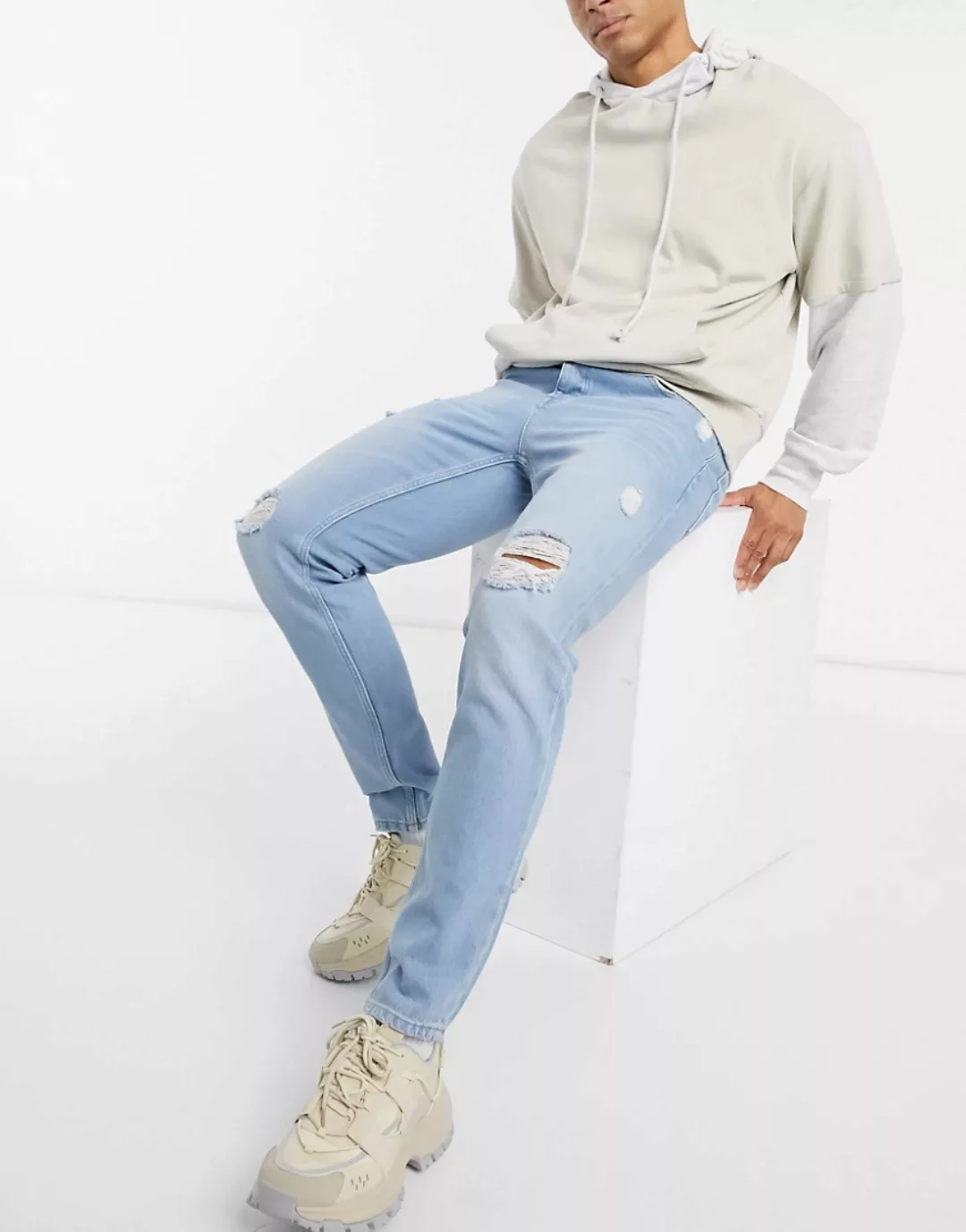 ASOS DESIGN – Schmale Jeans in hellblauer Waschung mit starken Rissen günstig online kaufen