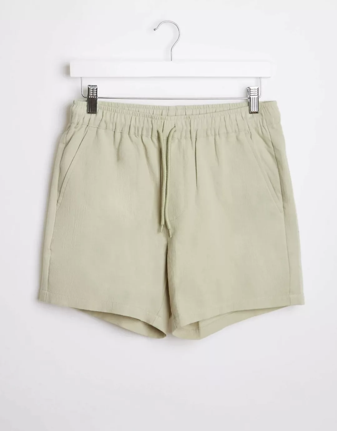 ASOS DESIGN – Schmal geschnittene Shorts in Grün günstig online kaufen