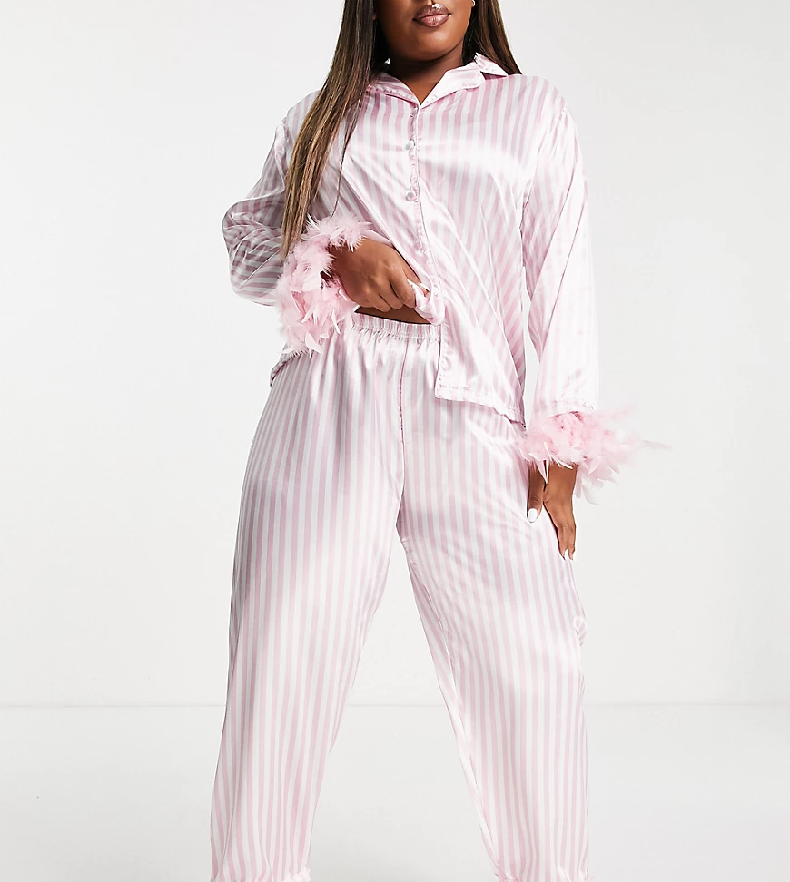 Night Plus – Satin-Pyjama in Rosa gestreift mit abnehmbarem Kunstfederbesat günstig online kaufen