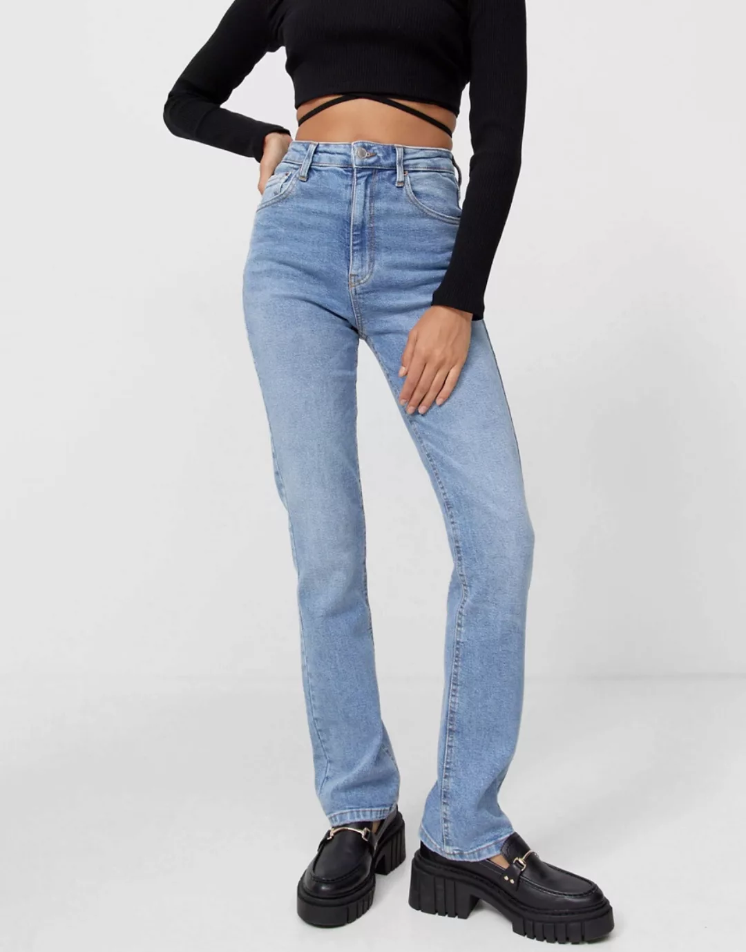 Stradivarius – Straight Jeans mit Vintage-Passform in mittlerer Waschung-Bl günstig online kaufen