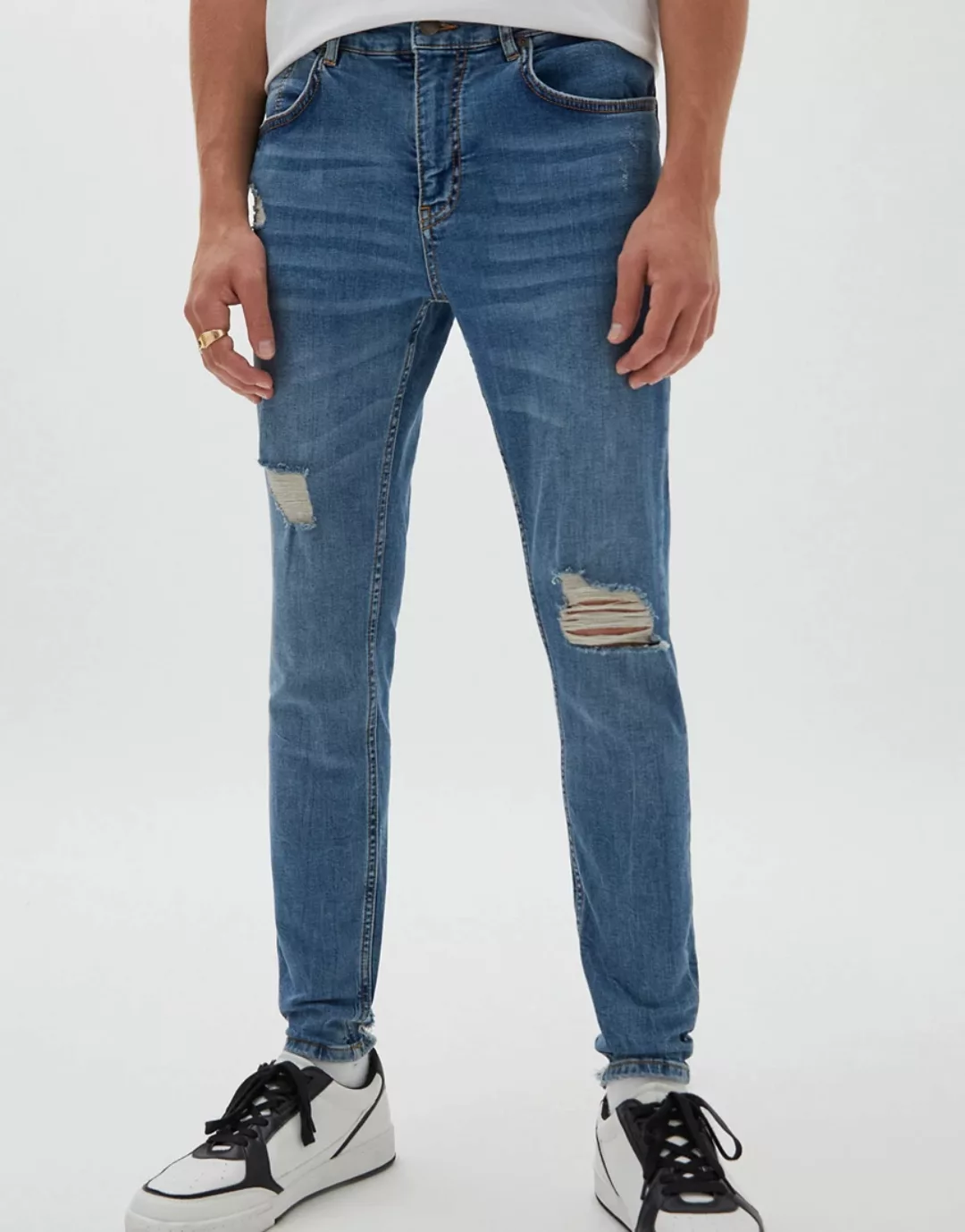 Pull&Bear – Eng geschnittene Premium-Jeans mit Rissen in Blau günstig online kaufen