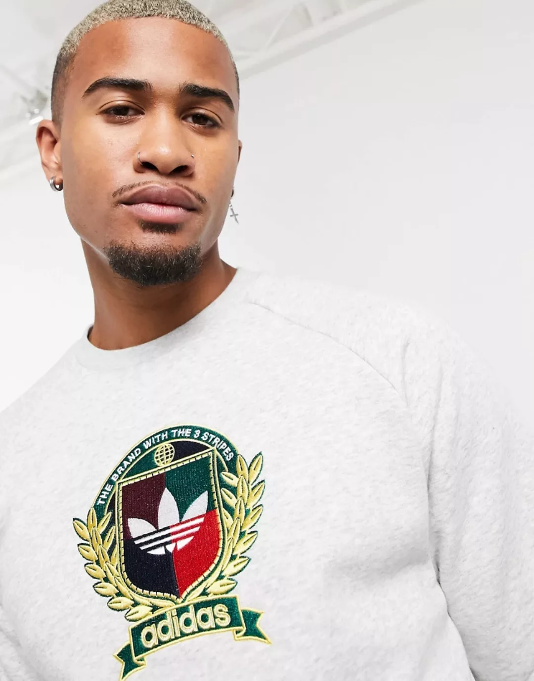 adidas Originals – Sweatshirt mit College-Wappenmotiv aus grauem Fleece, Ko günstig online kaufen