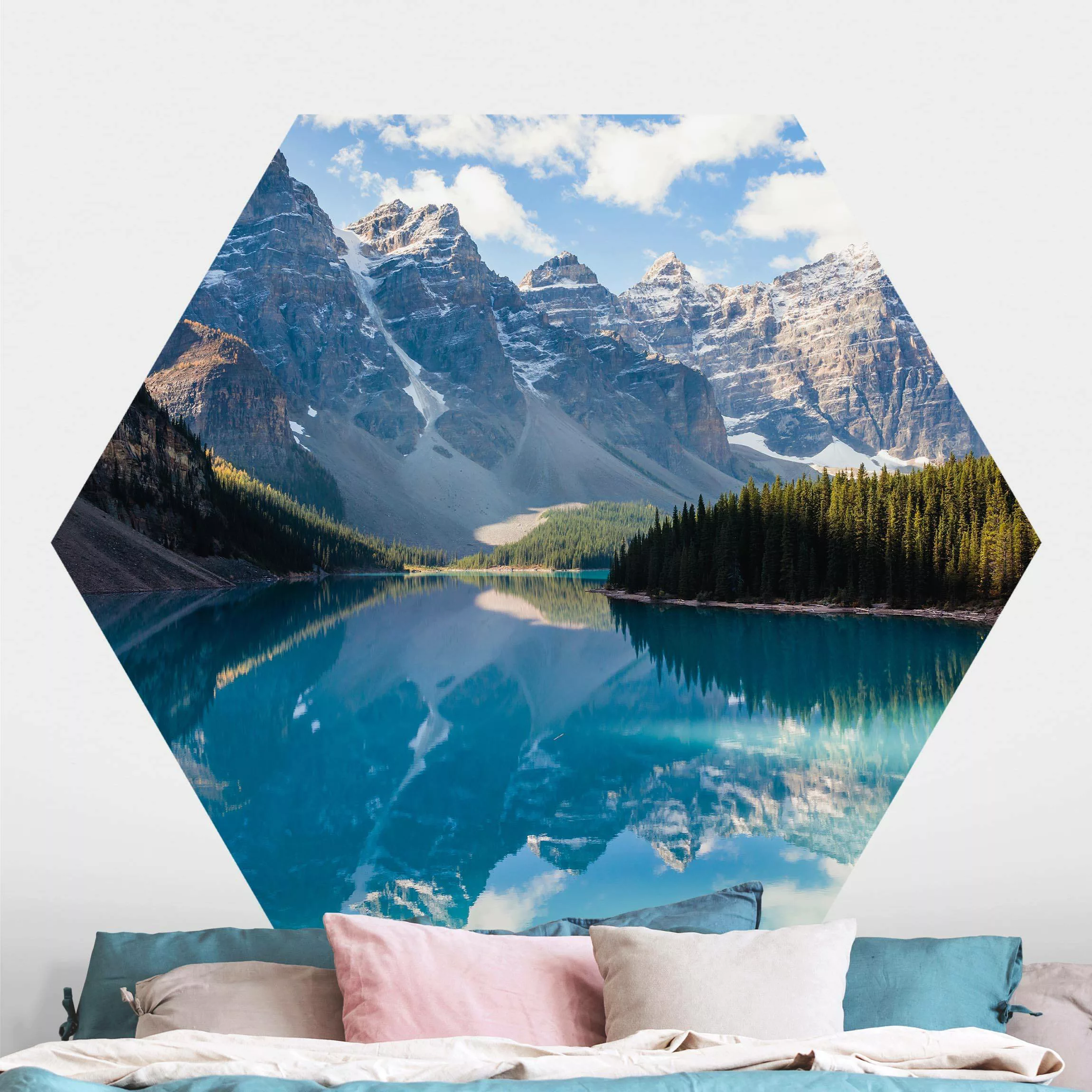 Hexagon Fototapete selbstklebend Kristallklarer Bergsee günstig online kaufen