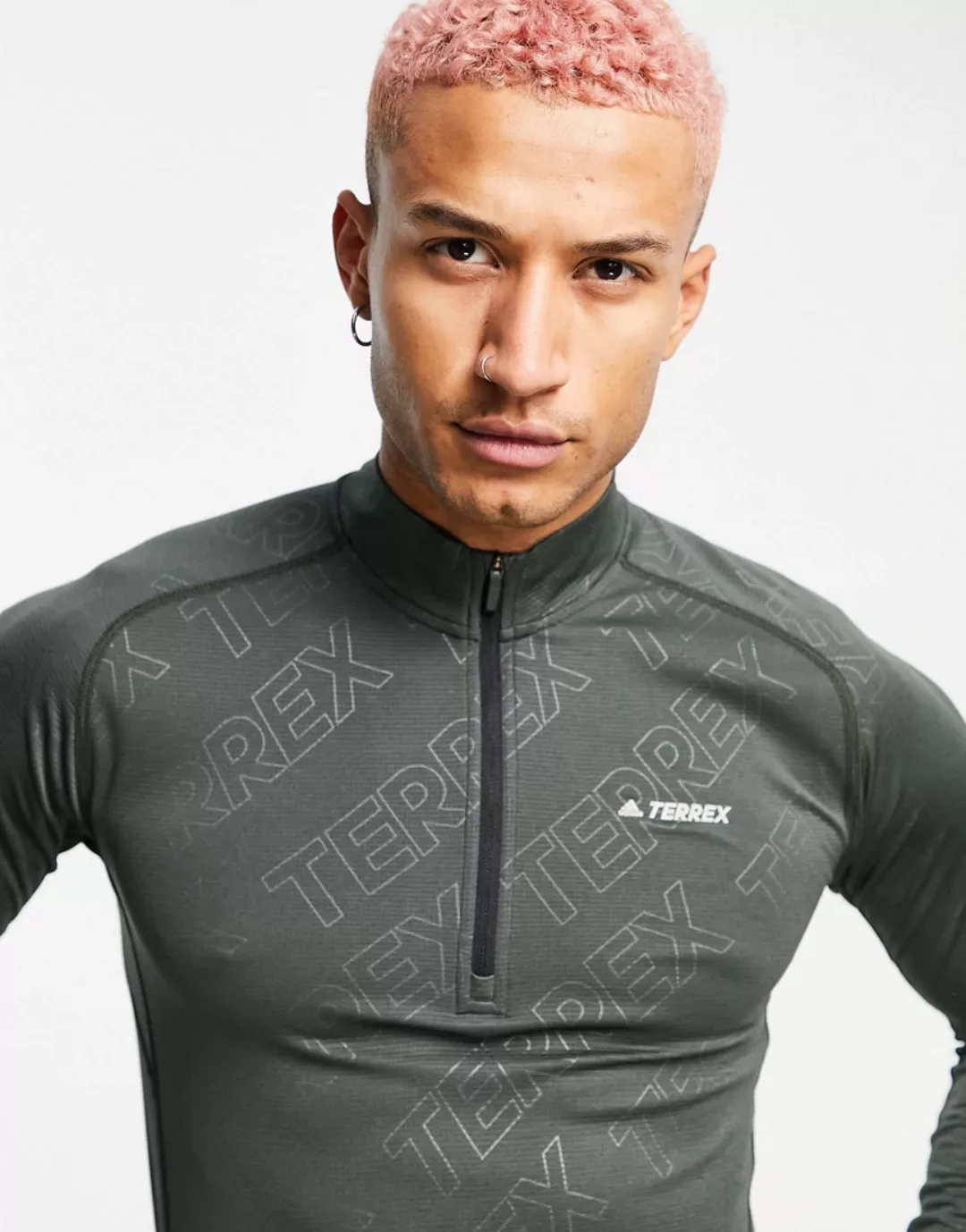 adidas – Terrex Trace – Sweatshirt mit kurzem Reißverschluss in Khaki-Grün günstig online kaufen