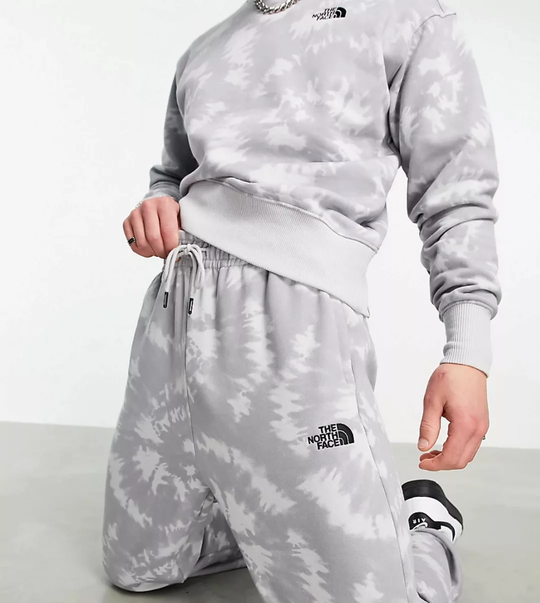 The North Face – Essential – Oversized Jogginghose mit Batikmuster in Grau, günstig online kaufen