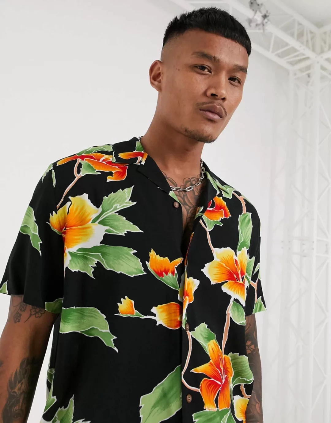 ASOS DESIGN – Weit geschnittenes Hemd mit Reverskragen und großem Blumenmus günstig online kaufen