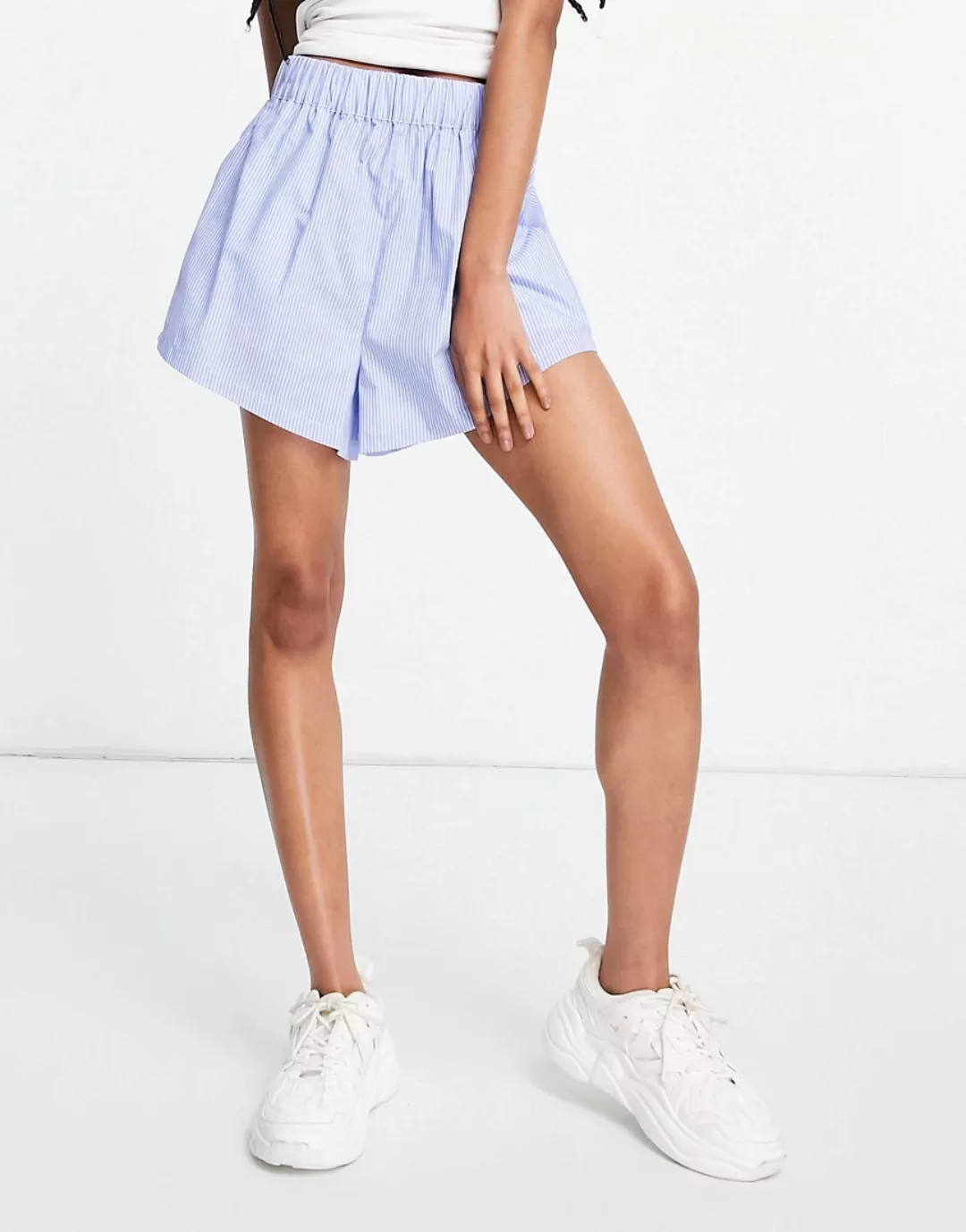 NA-KD x Mathilde Gohler – Shorts in Blau gestreift mit hohem Bund günstig online kaufen