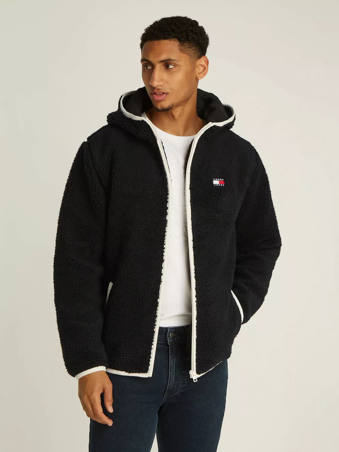 Tommy Jeans Sweatjacke "TJM REG BADGE TEDDY ZIP TRU EXT", mit Logopatch günstig online kaufen