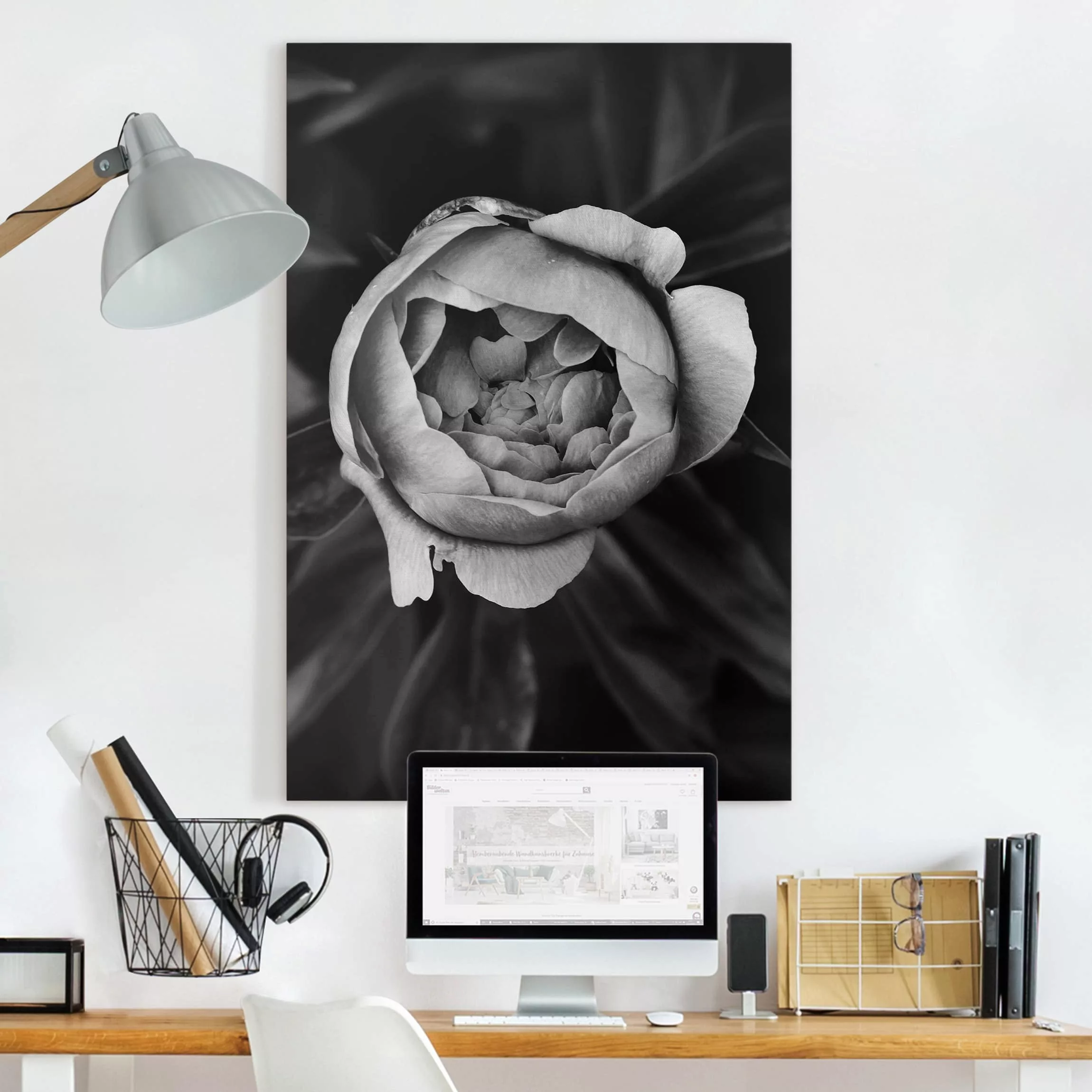 Leinwandbild Blumen - Hochformat Pfingstrosenblüte vor Blättern Schwarz Wei günstig online kaufen