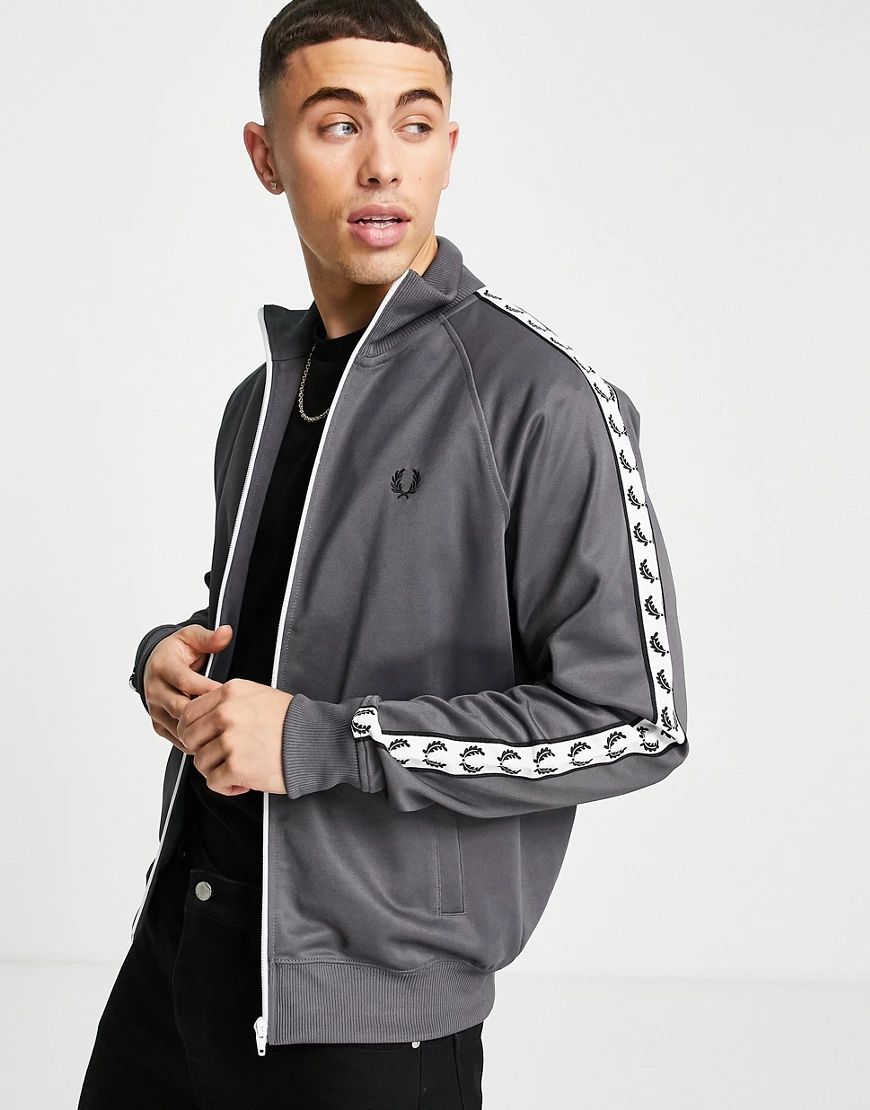 Fred Perry – Trainingsjacke in Stahlgrau mit Zierstreifen günstig online kaufen