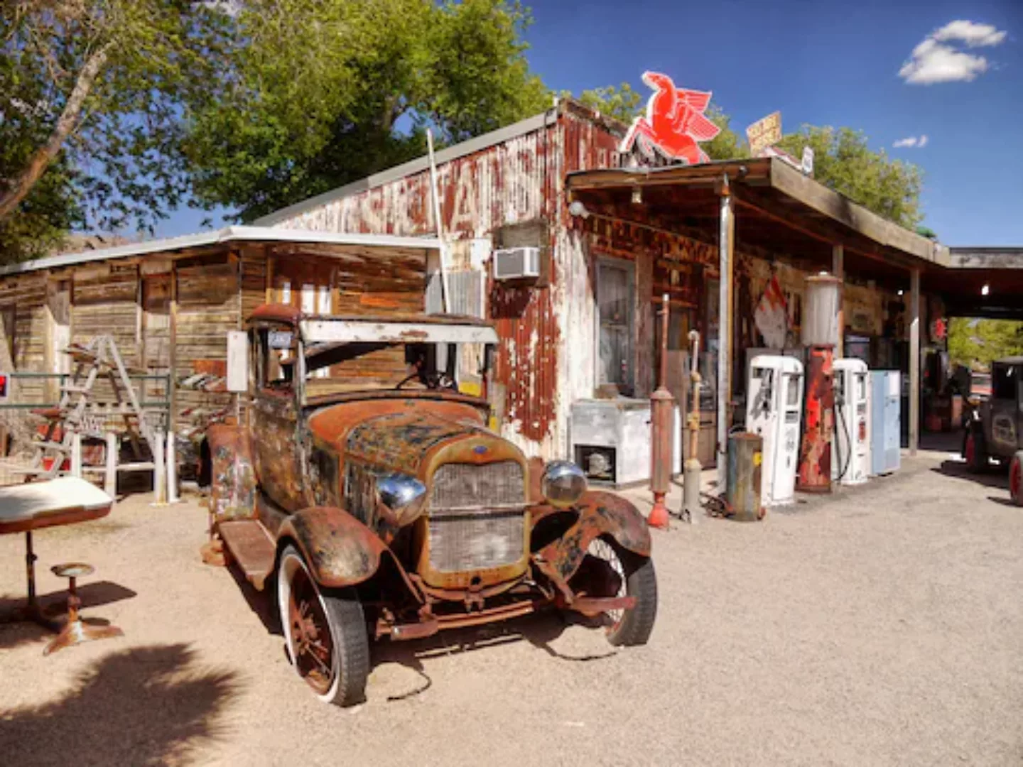 Papermoon Fototapete »Alte verlassene Tankstelle« günstig online kaufen
