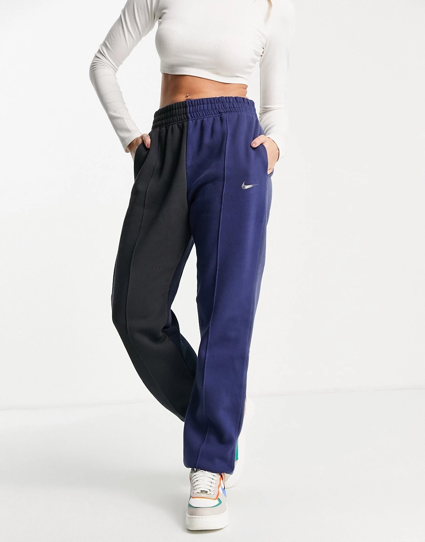 Nike – Jogginghose im Blockfarbendesign in Marineblau-Mix mit Metallic-Swoo günstig online kaufen