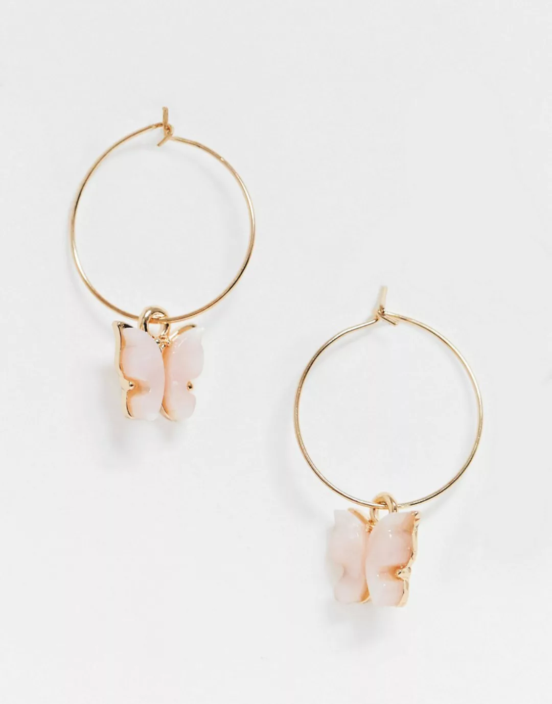 ASOS DESIGN – Goldfarbene Ohrringe mit Schmetterling-Anhänger in Rosa günstig online kaufen