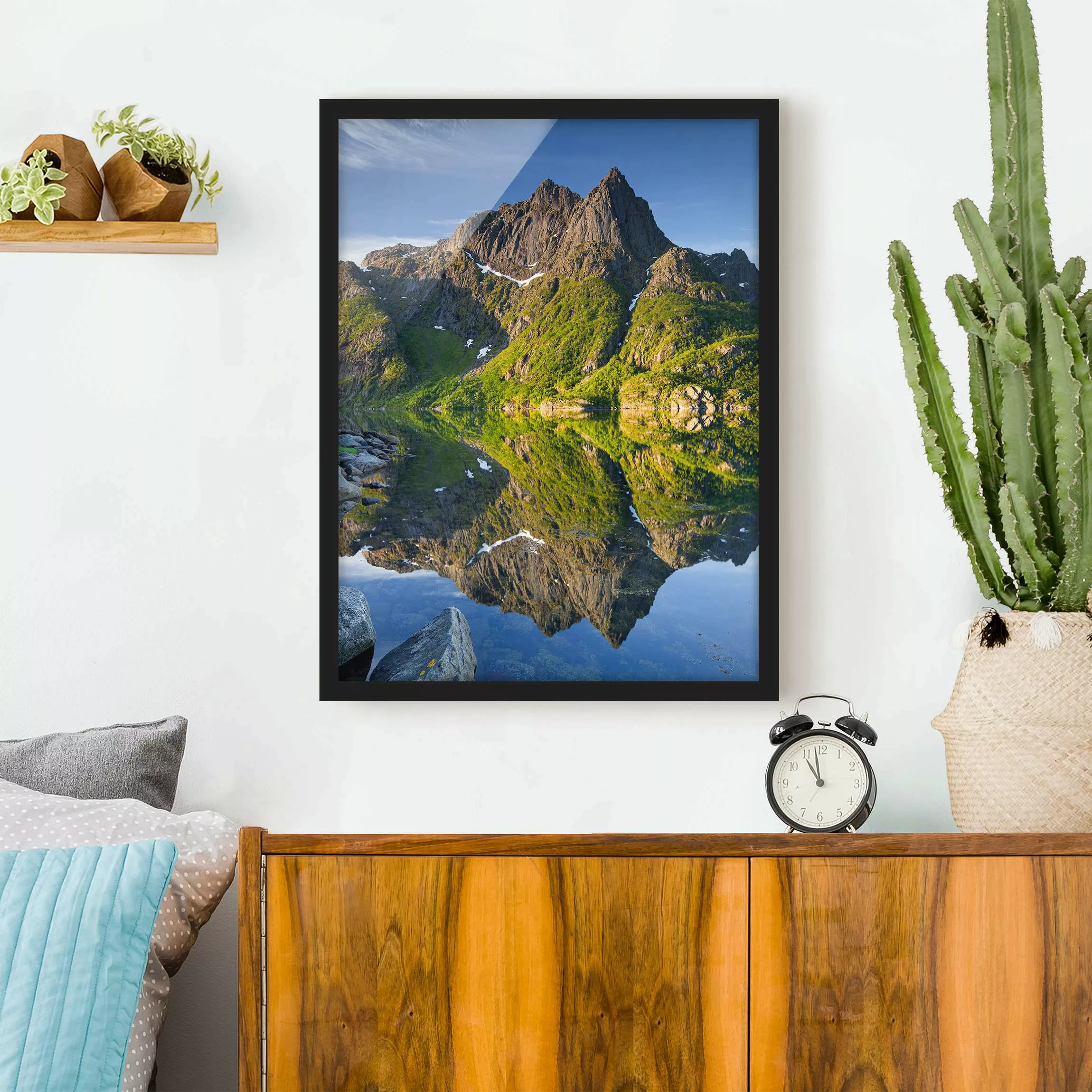 Bild mit Rahmen Natur & Landschaft - Hochformat Berglandschaft mit Wassersp günstig online kaufen