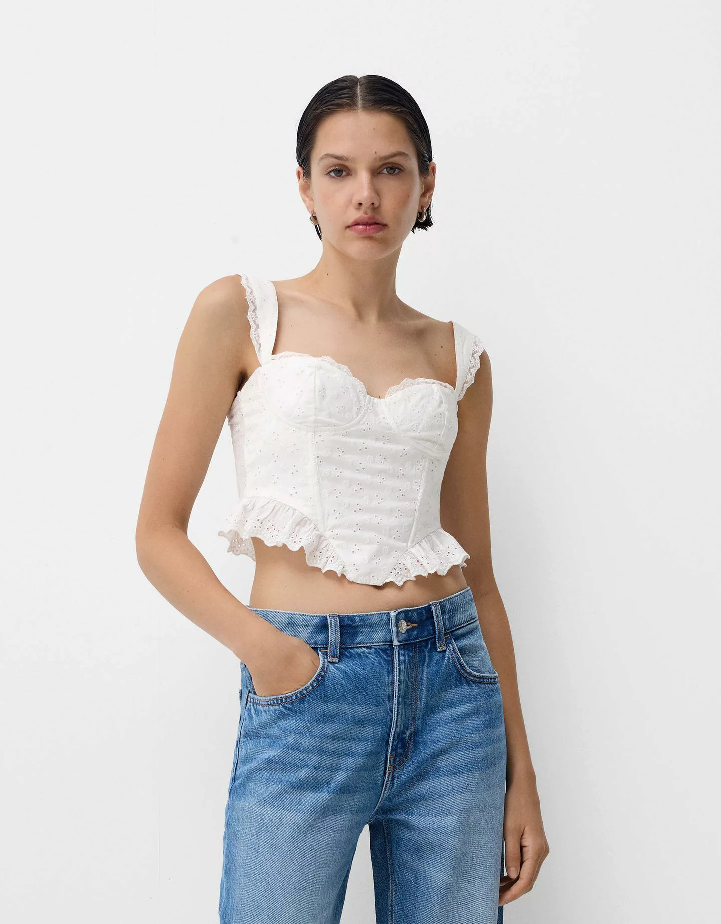 Bershka Top Mit Volants Und Schweizer Stickerei Damen S Grbrochenes Weiss günstig online kaufen