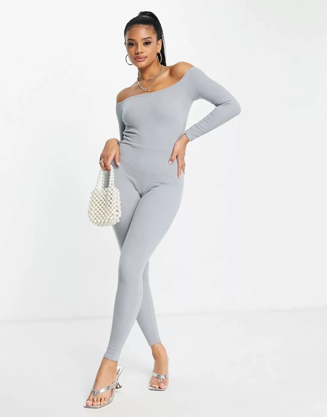 In The Style – Gerippter Jumpsuit in Grau mit Carmen-Ausschnitt günstig online kaufen