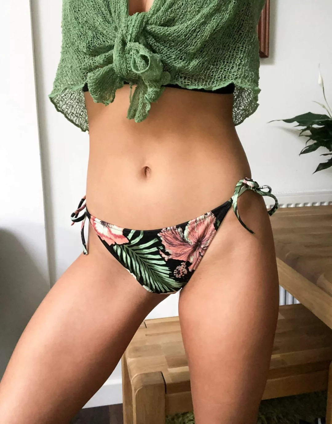 Calvin Klein – Bikinihose mit Blumenmuster und seitlicher Schnürung-Schwarz günstig online kaufen