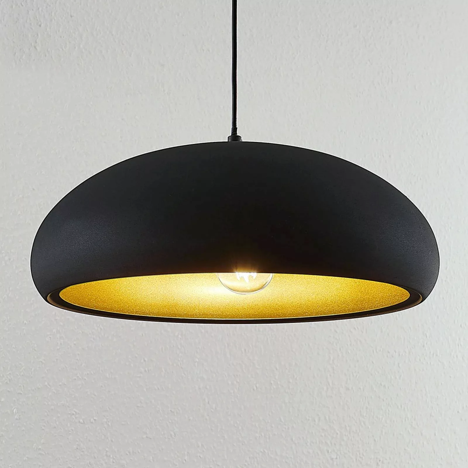 Lindby Pendellampe Gerwina, schwarz/gold, Metall, 40 cm, E27 günstig online kaufen