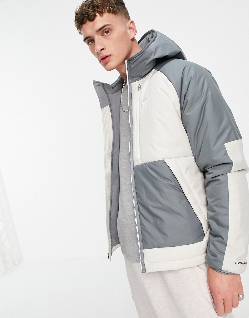 Nike – Legacy Therma-FIT – Wattierte Jacke mit Kapuze in der Farbe Stein un günstig online kaufen