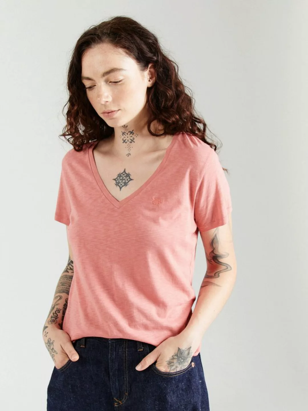 Superdry V-Shirt STUDIOS SLUB EMB VEE TEE strukturiertes T-Shirt mit V-Auss günstig online kaufen