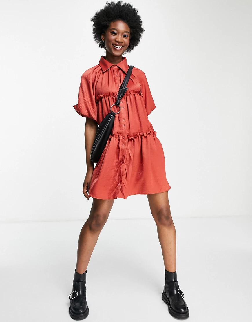 Lola May – Gestuftes Hängerkleid aus Satin in Rostrot-Orange günstig online kaufen