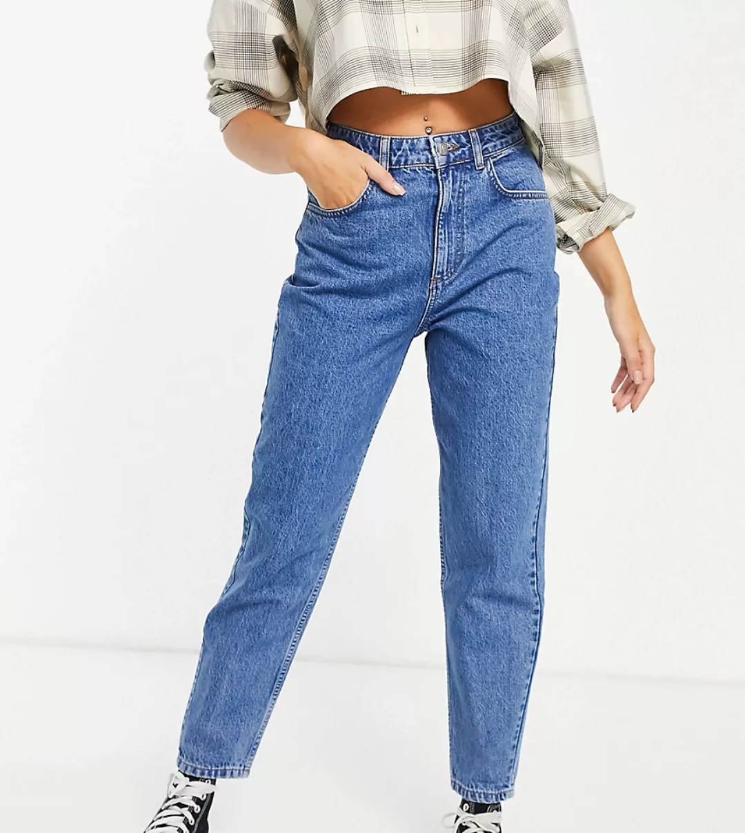 Reclaimed Vintage – 92 – Mom-Jeans mit normalem Schnitt in schönem Blau günstig online kaufen