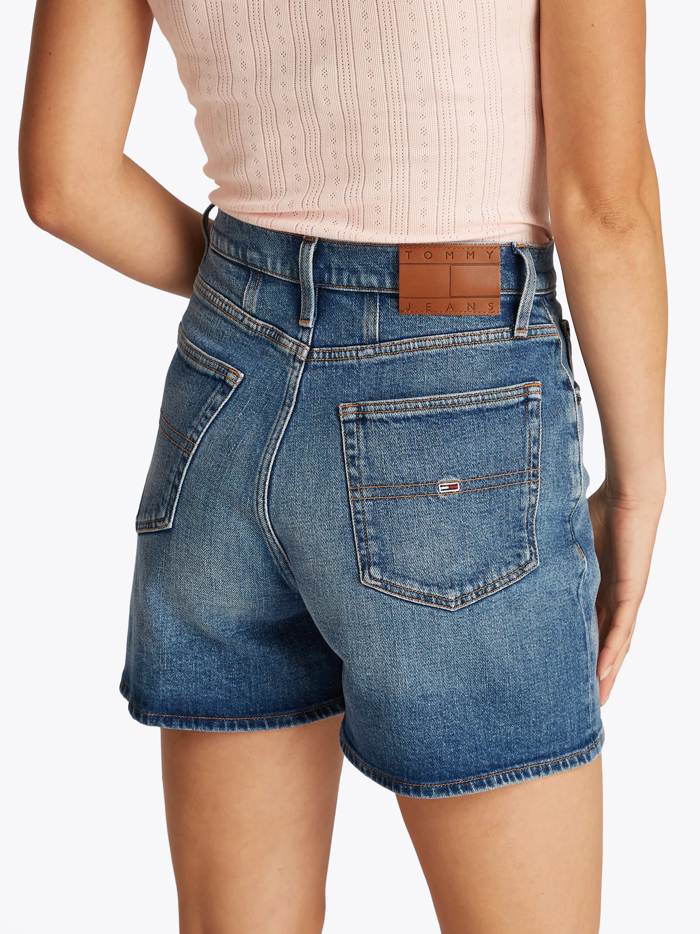 Tommy Jeans Shorts "MOM SHORT BI0134", mit Logo-Badge, in blauer Waschung günstig online kaufen