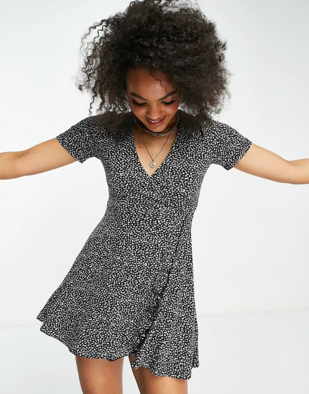 Pull&Bear –T-Shirt-Kleid in Schwarz geblümt günstig online kaufen