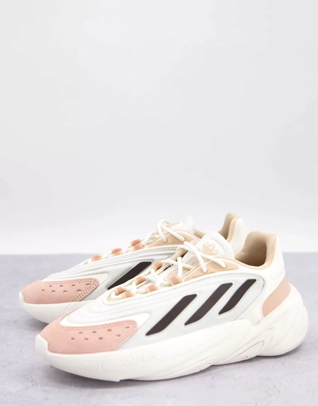 adidas Originals – Ozelia – Sneaker in Weiß mit Details in neutralen Farbtö günstig online kaufen