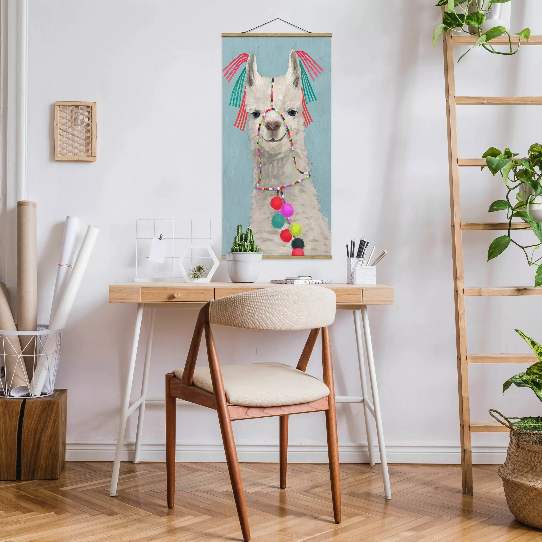 Stoffbild Tiere mit Posterleisten - Hochformat Lama mit Schmuck II günstig online kaufen