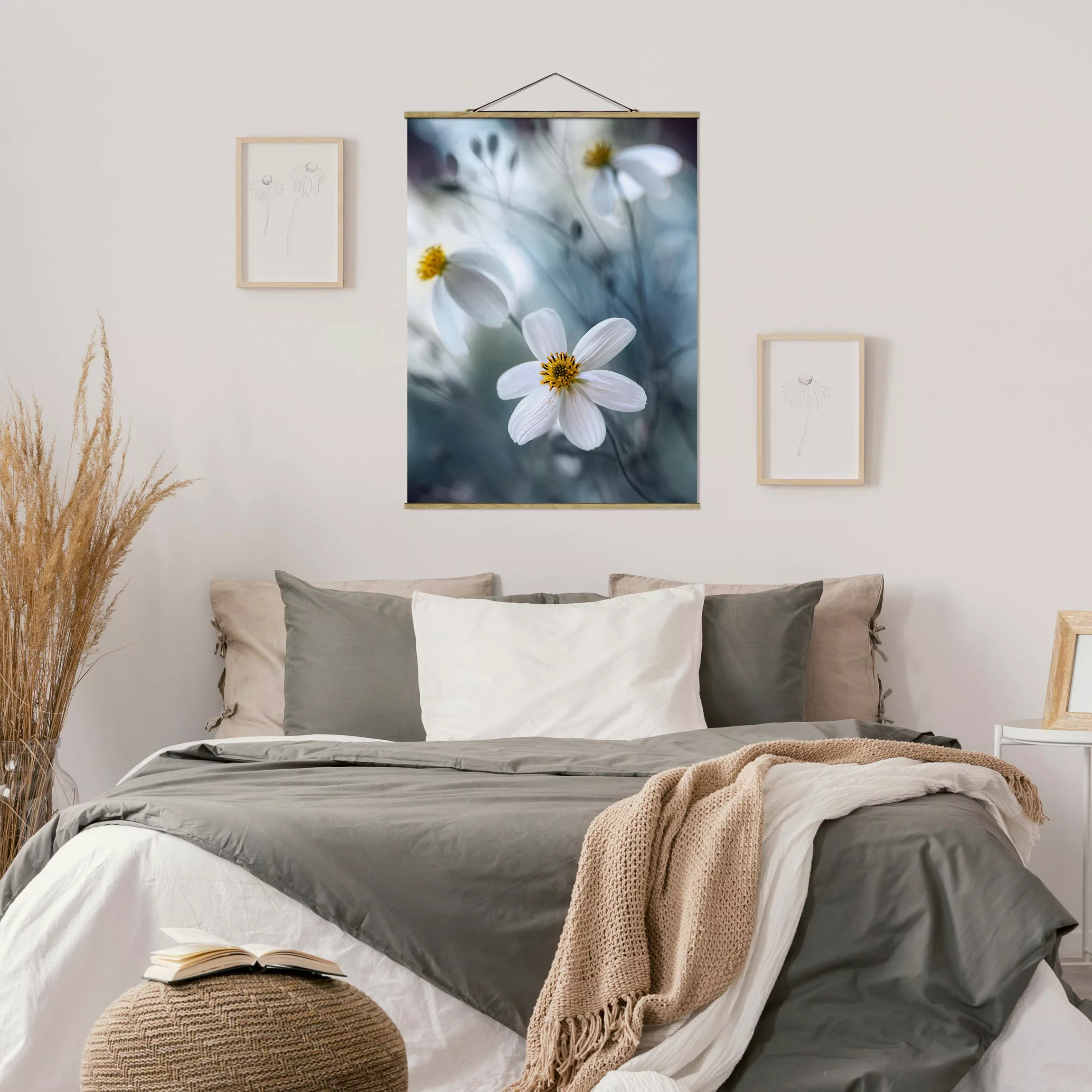Stoffbild Blumen mit Posterleisten - Hochformat Kosmeen in Pastell günstig online kaufen