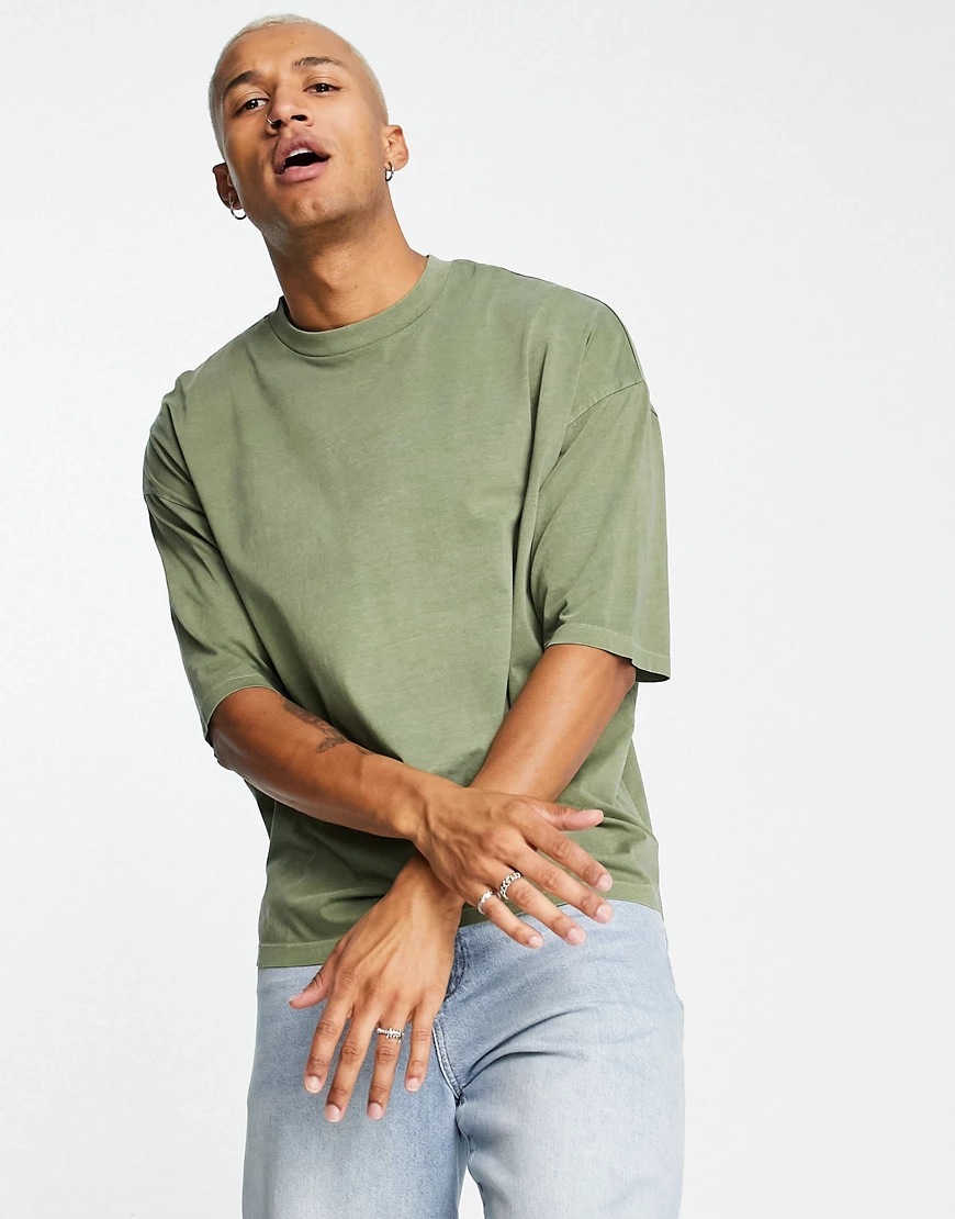 ASOS DESIGN – Oversize T-Shirt aus Bio-Baumwollmix in Khaki mit Acid-Waschu günstig online kaufen
