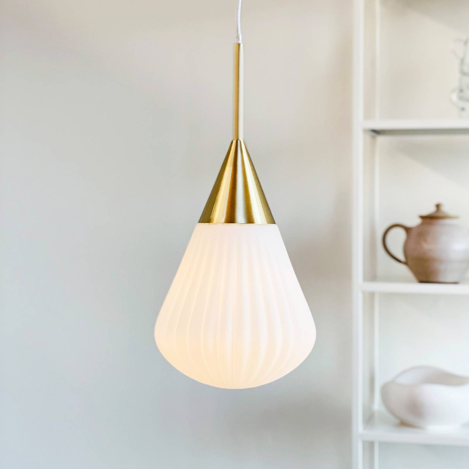 Dyberg Larsen Pendellampe Ballon, Ø 21 cm weiß/messingfarben günstig online kaufen