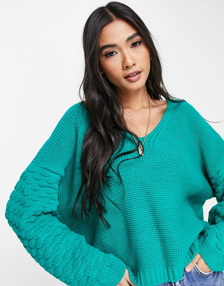 ASOS DESIGN – Pullover in Grün mit V-Ausschnitt und strukturierten Ärmeln günstig online kaufen