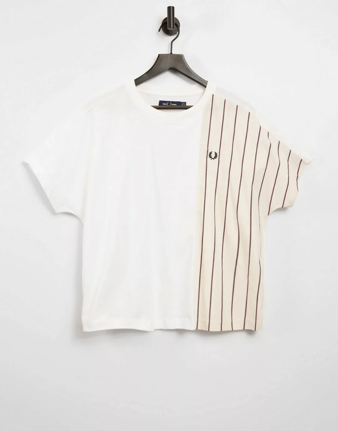 Fred Perry – T-Shirt mit gewebtem Einsatz in Weiß günstig online kaufen
