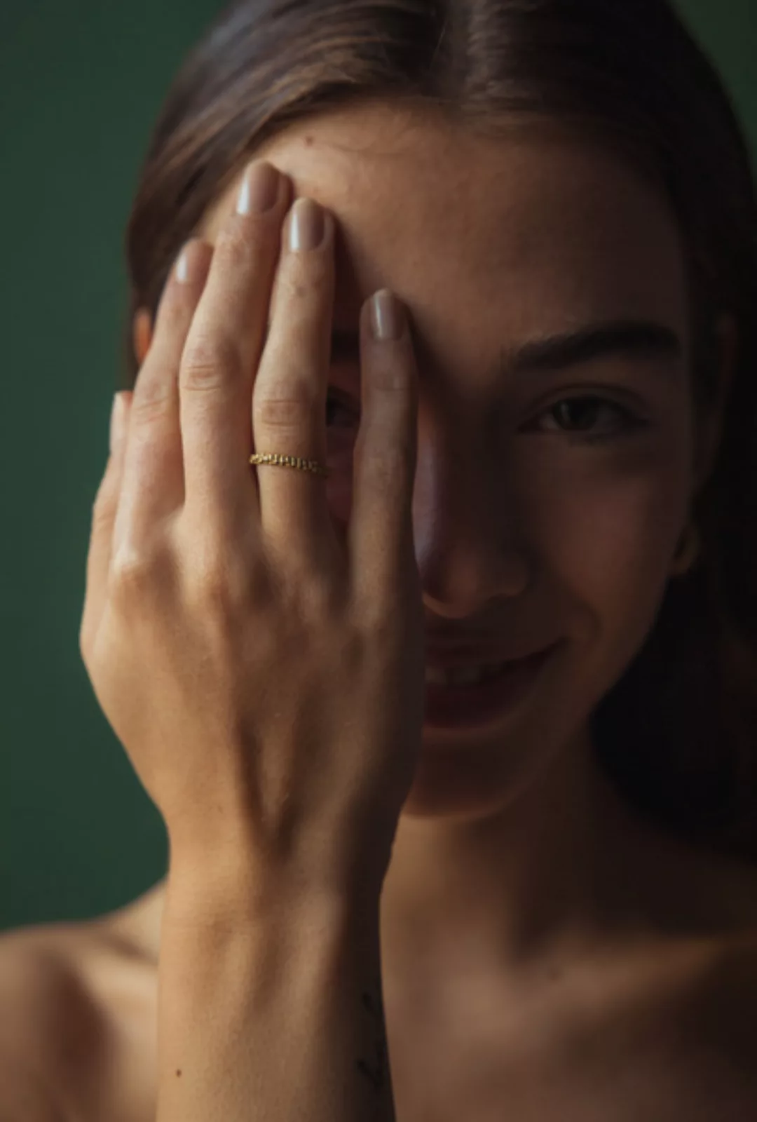 Goldener Ring Bindu Aus Messing Mit Gehämmerter Oberfläche günstig online kaufen