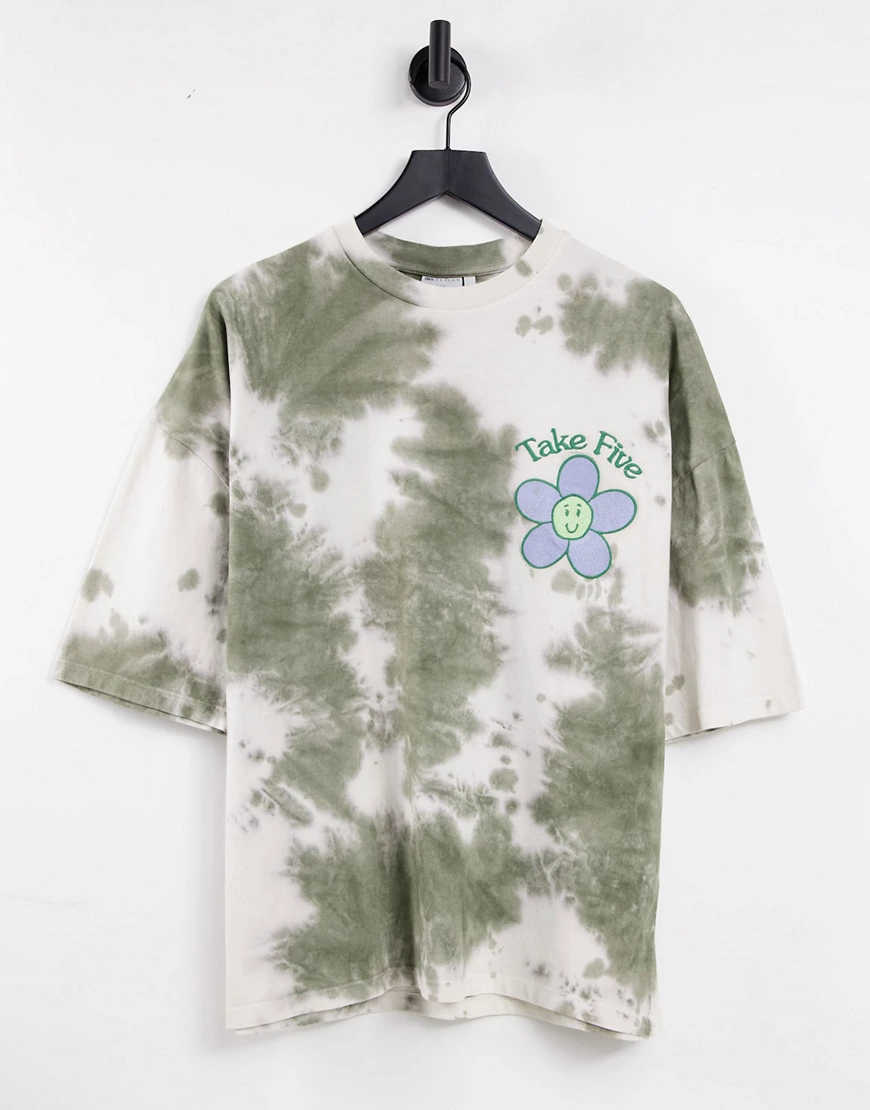 ASOS DESIGN – Oversize-T-Shirt mit khakifarbenem Batikmuster und Blumenstic günstig online kaufen
