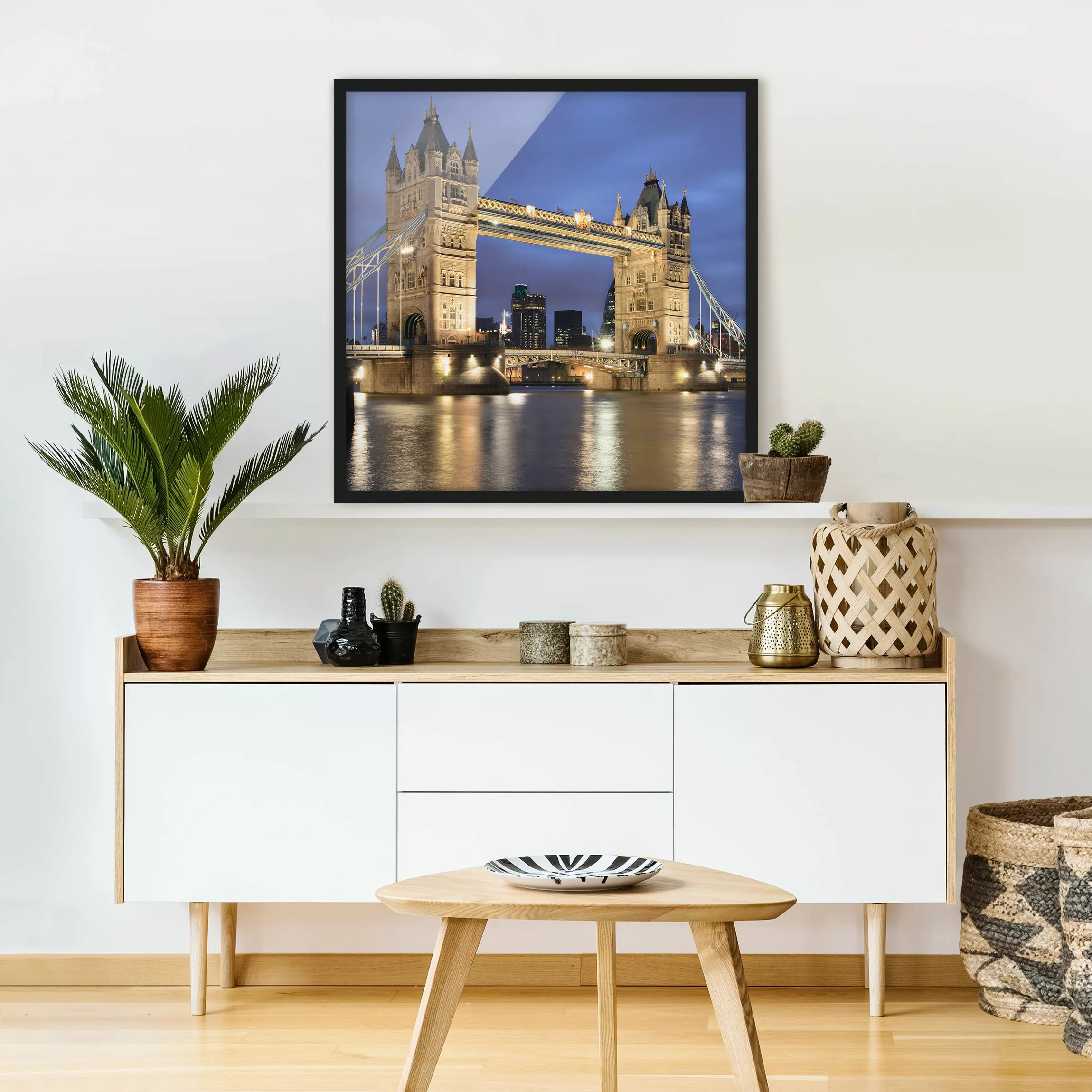 Bild mit Rahmen Architektur & Skyline - Quadrat Tower Brücke bei Nacht günstig online kaufen