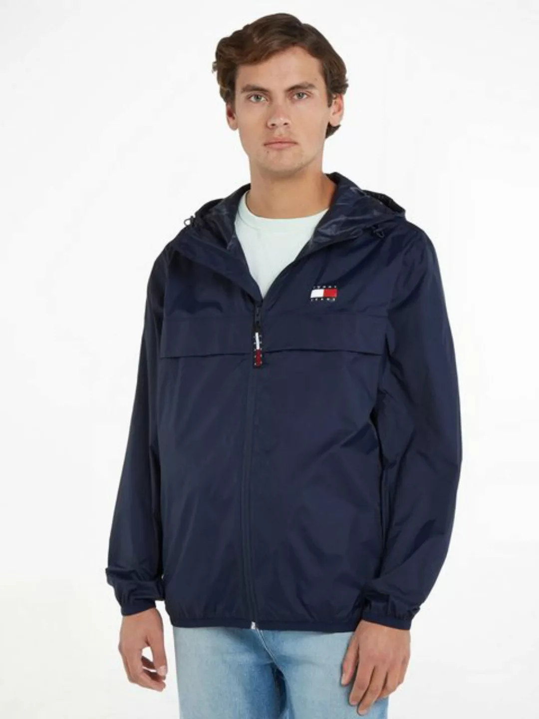 Tommy Jeans Windbreaker TJM PCKABLE TECH CHICAGO ZIPTHRU mit Logo auf der B günstig online kaufen